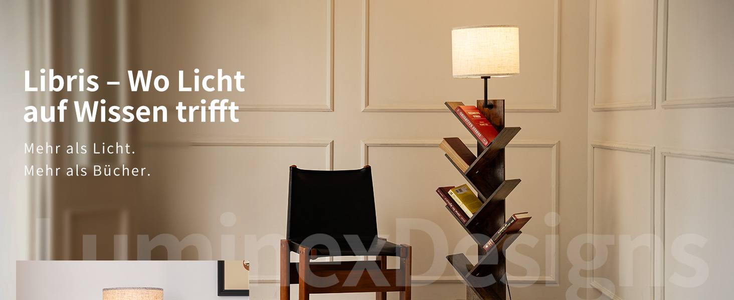 Der Text lautet: 'Libris - Wo Licht auf Wissen trifft'. Innenausstattung des Zimmers mit Lampe und dekorativer Pflanze.