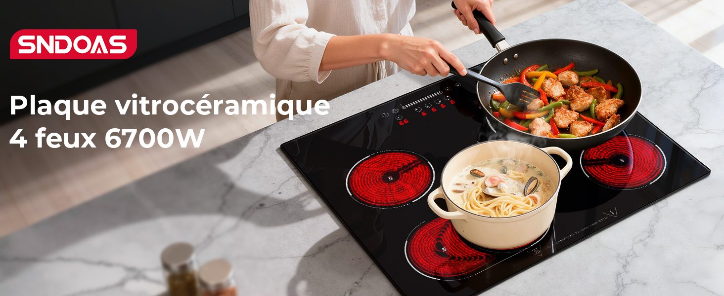 Le texte indique « Plaque vitrocéramique 4 feux 6700W ». L'image montre une table de cuisson en céramique noire avec quatre zones de chauffage éclairées en rouge et des marques de surface blanches.