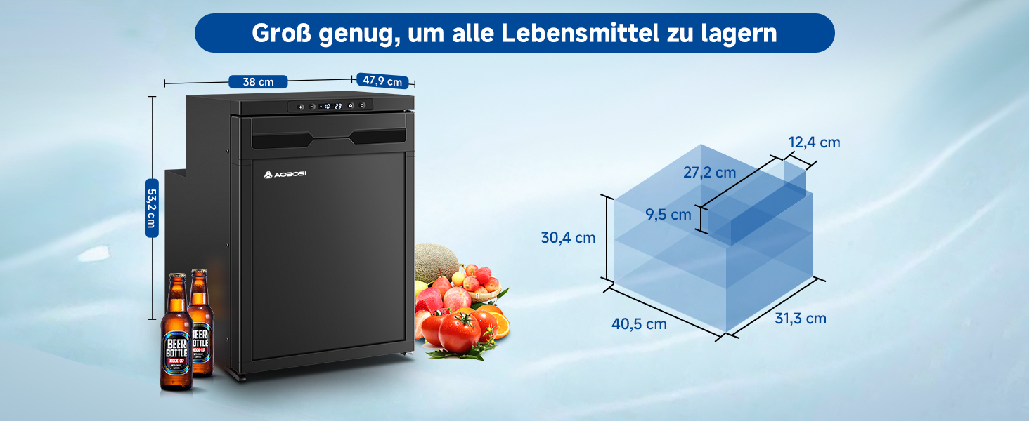 Kompakter schwarzer Kühlschrank mit angezeigten Abmessungen. Neben frischen Produkten und abgefüllten Getränken abgebildet. Das blaue Diagramm zeigt die Speicherkapazität im Inneren. Der deutsche Text weist auf einen großen Stauraum für alle Lebensmittel hin.