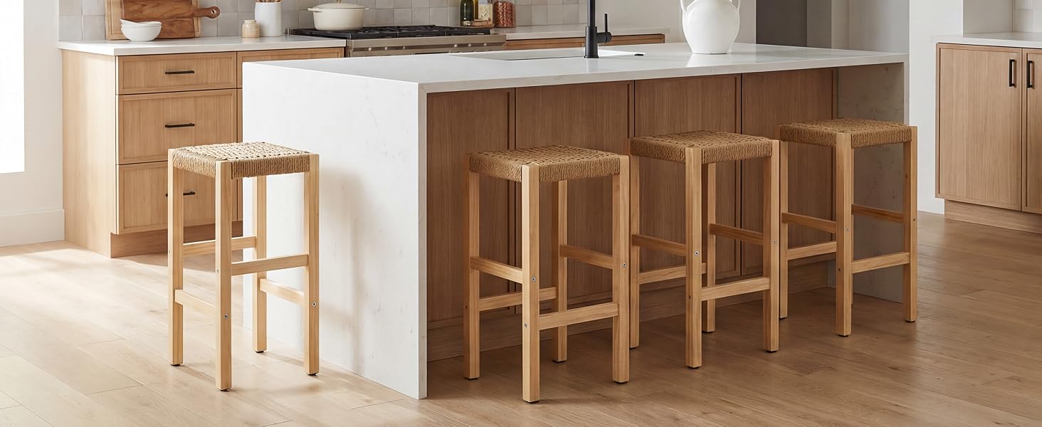 Espace intérieur avec plusieurs chaises en bois disposées en rangées sur un sol de couleur claire. Aménagement de mobilier minimaliste dans ce qui semble être une pièce ouverte.