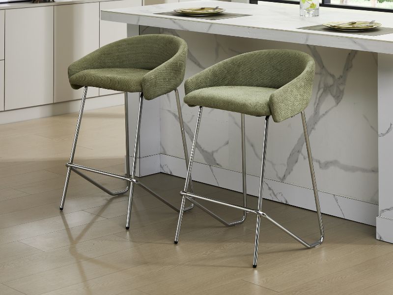 Série d'images montrant le même banc ou siège rembourré vert avec pieds chromés sous plusieurs angles dans un décor intérieur blanc.