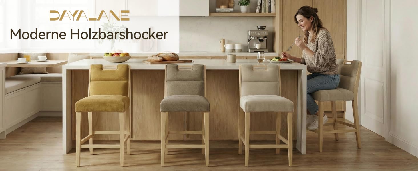 Der Text lautet „Moderne Holzbarhocker“. Innenraum mit minimalistischen Barhockern aus Holz, die in einer Reihe an einer weißen Wand in einer modernen Umgebung angeordnet sind.