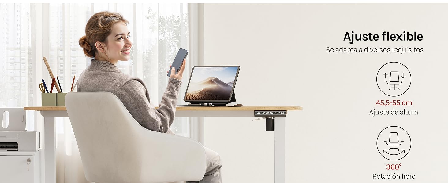 El texto dice «Ajuste flexible» con el subtítulo «Se adapta a ti y se ajusta automático» e incluye iconos que muestran un rango de ajuste de 34,5 a 50 cm y una función de memoria.
[SENTENCE 14] Mujer sentada en el escritorio con la tableta mostrando la posición flexible del producto sobre el soporte del portátil.