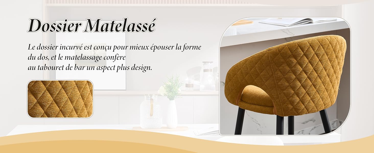 Le texte se lit comme suit : « Dossier Matelassé ». L'image montre une chaise rembourrée matelassée jaune moutarde avec un design à dossier incurvé.