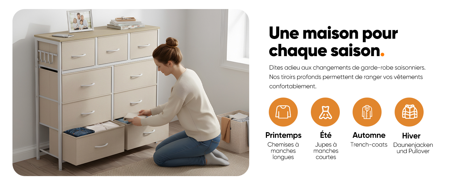 Le texte se lit comme suit : « Une maison pour chaque saison ». Présentoir de produits présentant un meuble de rangement beige à tiroirs, ainsi que des icônes indiquant les solutions de rangement saisonnières.