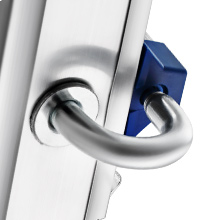 Primo piano di una maniglia argentata con un dispositivo di plastica blu attaccato, probabilmente un fermaporta o un