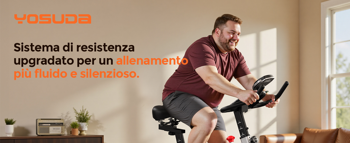 Il testo dice «Sistema di resistenza upgradato per un allenamento profondo e silenzioso». Attrezzatura da ginnastica mostrata in uso in un ambiente domestico.