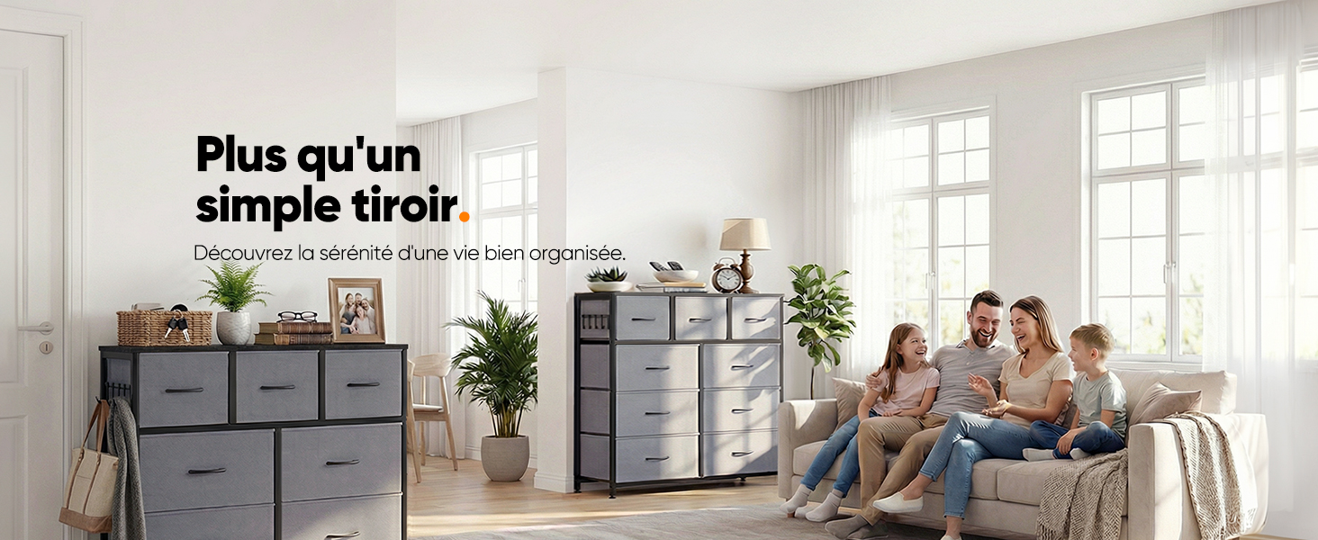 Le texte indique « Tronc simple ». Intérieur de l'espace de travail lumineux et moderne avec des murs blancs, de grandes fenêtres et un agencement de mobilier minimaliste.