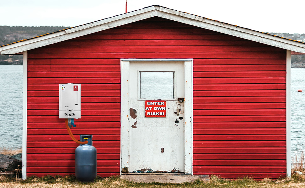 un bâtiment rouge avec une porte rouge et un panneau indiquant « entrez dans votre propre motel ».