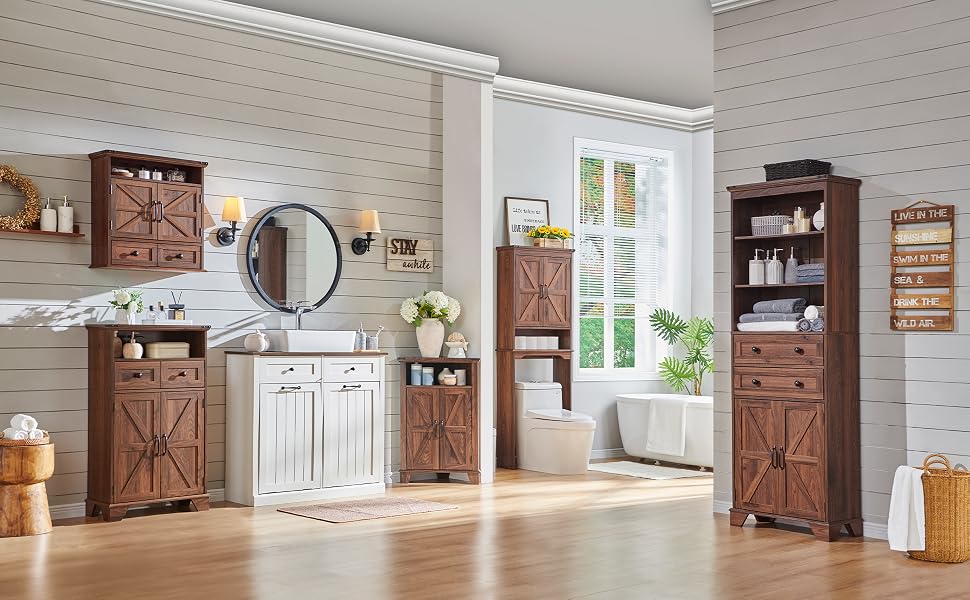 Plusieurs vues intérieures d'un salon ou d'un spa spacieux doté de parquet, de murs en briques apparentes, de postes de coiffage avec miroirs et d'une décoration élégante.