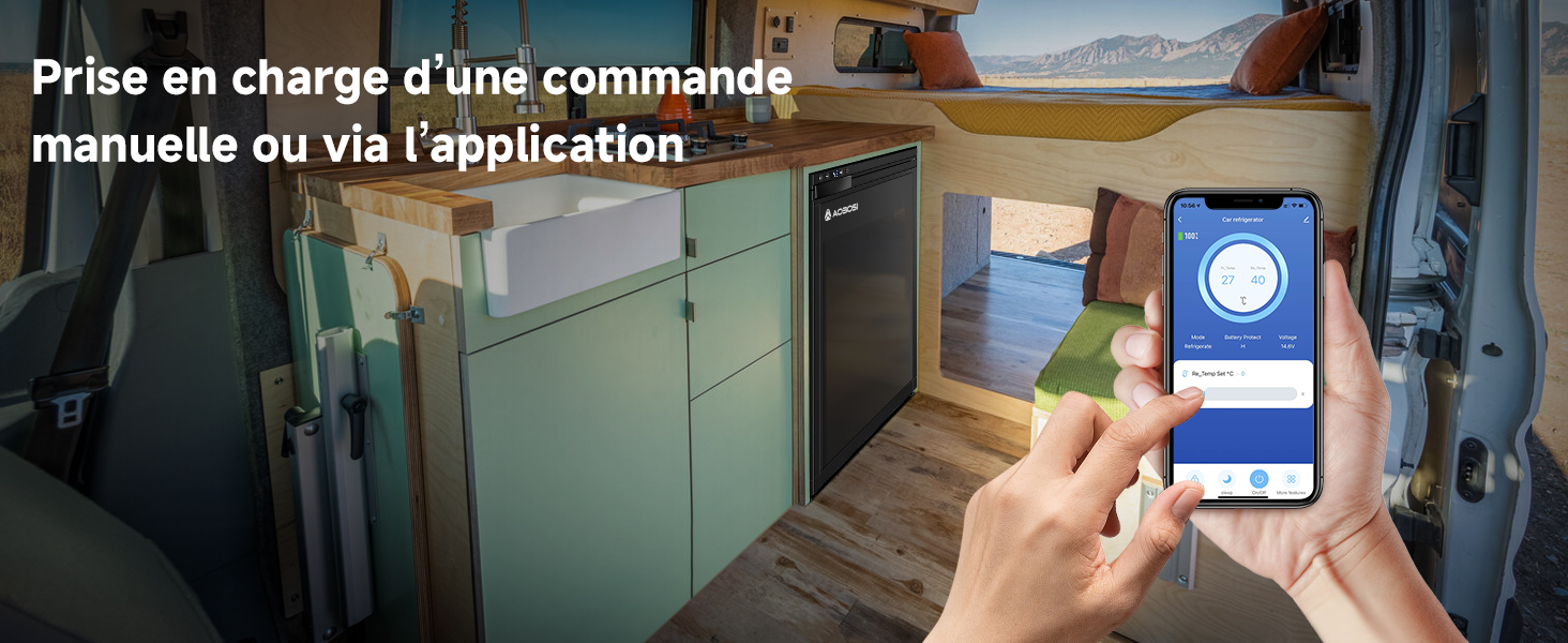 Intérieur d'un camping-car avec armoires vertes et plancher en bois. Une main tient un smartphone affichant une interface d'application bleue et blanche.