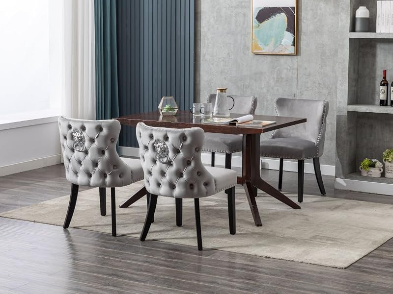 Moderne Essgruppe mit rechteckigem Holztisch und vier grauen Polsterstühlen mit getufteter Rückenlehne. Es befindet sich in einem modernen Zimmer mit grauen Wänden und blauen Vorhängen