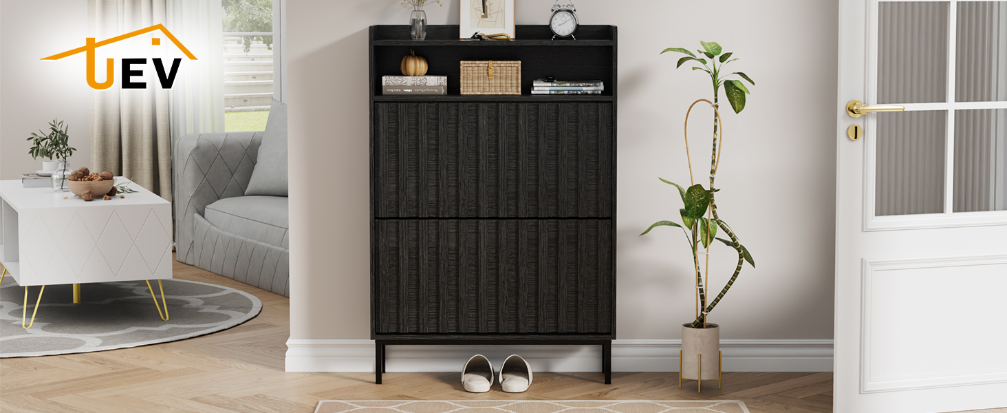Interno moderno e minimalista del soggiorno con prodotto DEV, con mobili grigi, piante in vaso e un'estetica dal design pulito contro le pareti bianche.