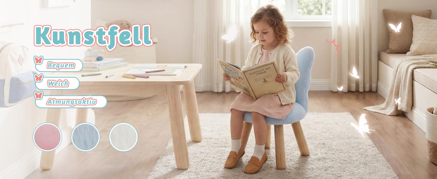 Der Text lautet „Kunstfell“. Innenszene, die einen Plüschteppich oder einen Teppich in einem Wohnzimmer mit warmer Beleuchtung zeigt.