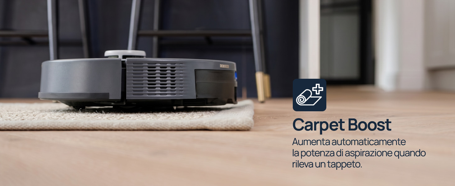 Il testo dice «Carpet Boost». La bottiglia del prodotto è visualizzata sulla superficie del tappeto con il nome del prodotto e la descrizione dei vantaggi visibili su sfondo scuro.
