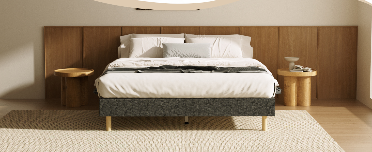 L'intérieur de la chambre moderne comprend un lit plateforme en bois avec une literie blanche, des tables d'appoint intégrées avec des touches dorées et un tapis aux tons neutres sur un sol clair.