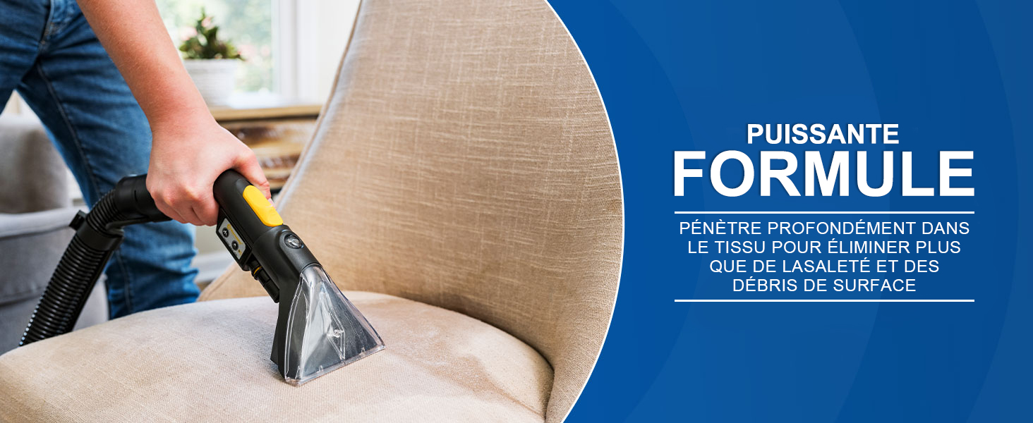 Démonstration de nettoyage de tissus d'ameublement montrant un outil de nettoyage portatif sur des meubles en tissu beige, avec panneau d'information bleu sur le produit.