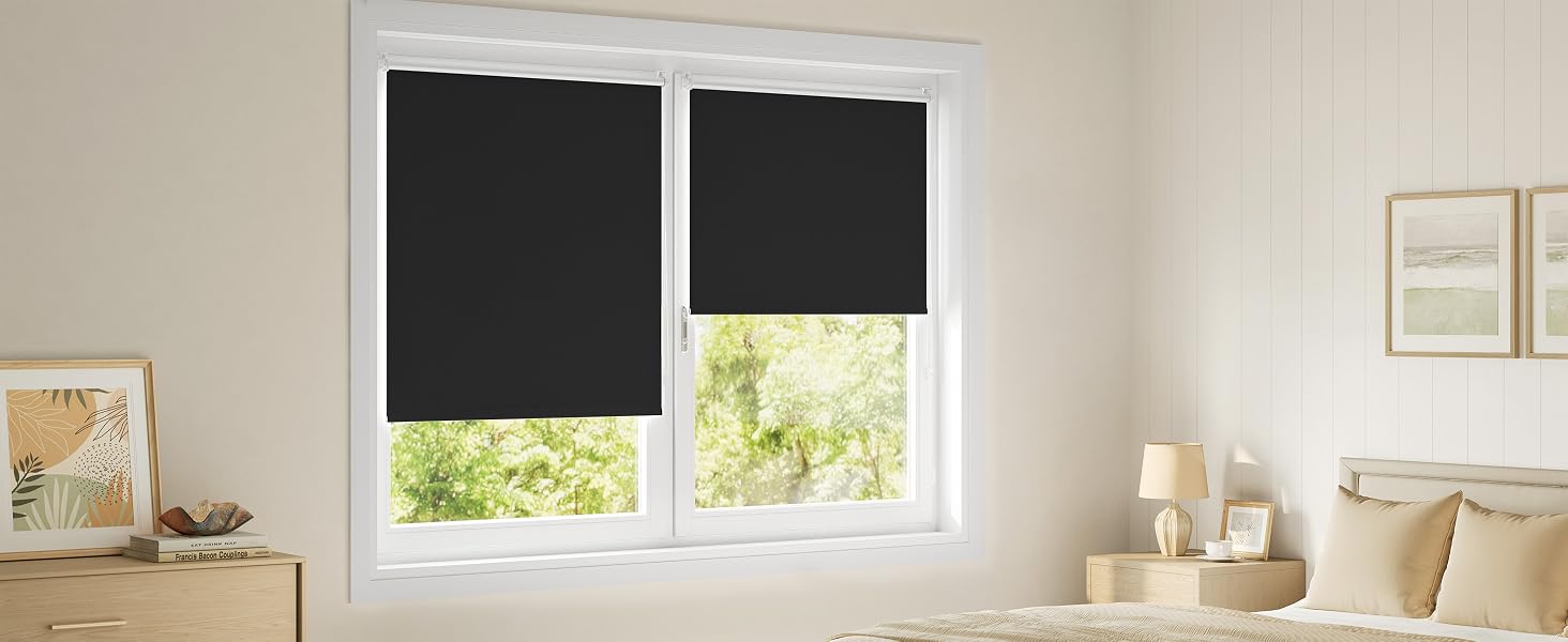 Escena de la habitación interior que muestra dispositivos rectangulares negros montados en paredes blancas, lo que demuestra la integración en un entorno hogareño moderno y minimalista con iluminación natural.