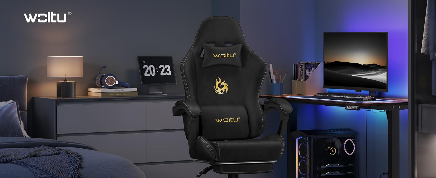 Il testo dice «WQILU». Configurazione di gioco con scrivania di colore scuro con più monitor, periferiche di gioco e illuminazione ambientale blu. L'attrezzatura include sedia da gioco e accessori.