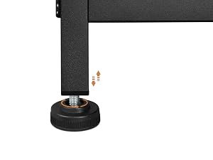 Primo piano di una staffa o struttura di supporto in metallo nero con base circolare, possibilmente parte dell'assemblaggio di mobili o attrezzature