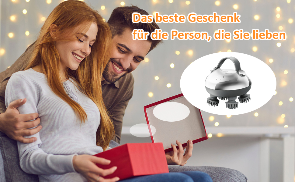Paar öffnet zusammen eine Geschenkbox. Das beigefügte Bild zeigt ein Handmassagegerät mit