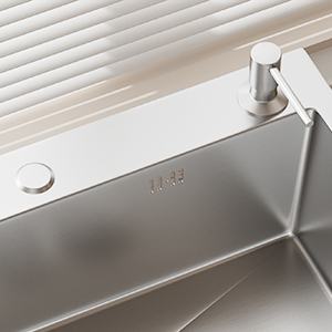 Lavello da cucina in acciaio inossidabile con un design moderno ed elegante. Presenta una vasca profonda, bordi dritti e una finitura in metallo spazzolato. Un rubinetto argentato è parzialmente visibile