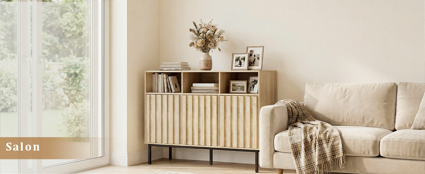 Le texte indique « Salon » dans un coin. Photo de design d'intérieur présentant des meubles de rangement en bois clair avec des étagères, des paniers tressés, des meubles neutres et un éclairage naturel provenant des fenêtres.