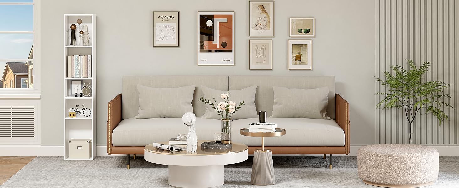 Soggiorno moderno con divano beige, struttura in legno, libreria bianca, arte murale incorniciata, tavolino da caffè rotondo e pianta in vaso.