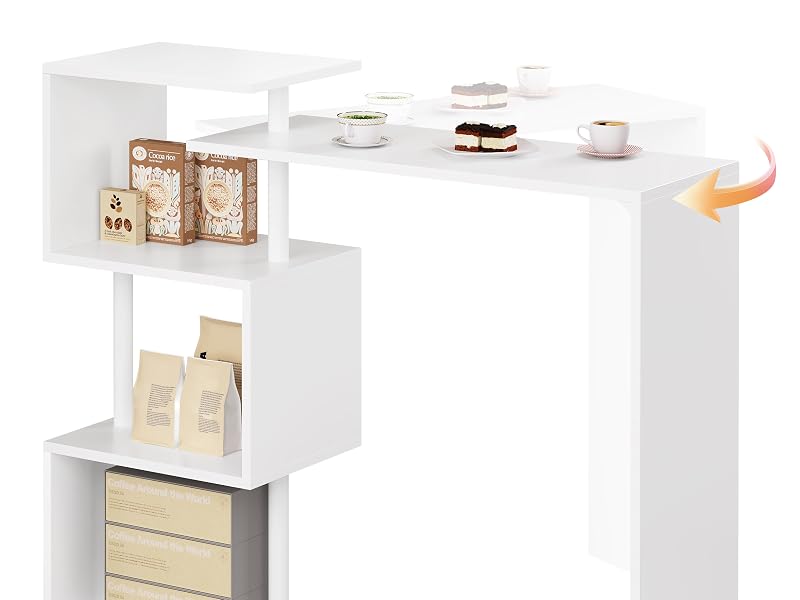 Bancone o scrivania bianca a forma di L con scaffali integrati. La superficie superiore espone dolci e tazze da caffè. I ripiani inferiori contengono oggetti decorativi