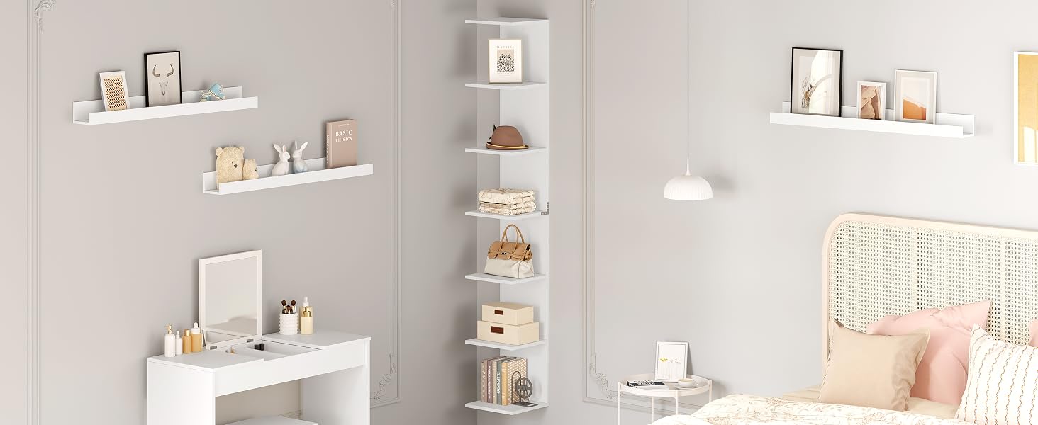 Mensole galleggianti bianche e vanità in una camera da letto minimalista. Gli scaffali espongono vari oggetti decorativi e accessori personali