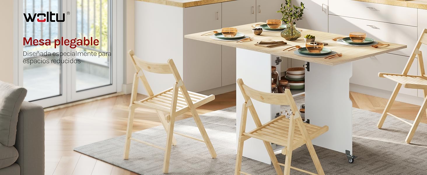 Cocina y comedor modernos y luminosos con mesa redonda blanca, sillas de madera natural, iluminación colgante y estanterías abiertas. El texto visible dice «WDRU» con un texto adicional más pequeño.