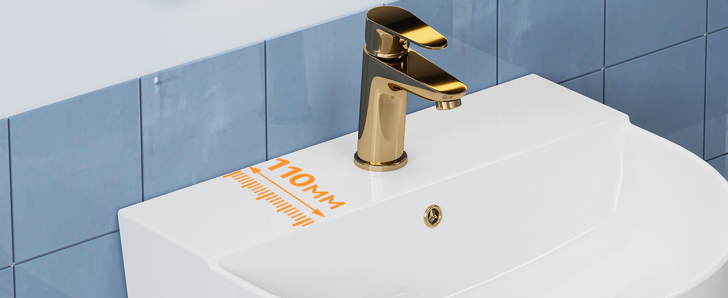 Rubinetto da bagno moderno color oro su lavandino bianco, con sfondo a parete piastrellato blu chiaro e un'