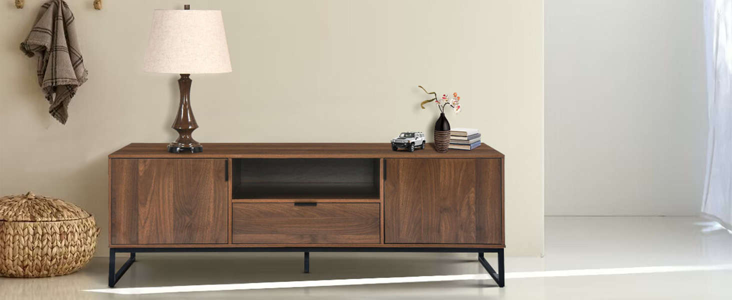 Meuble TV ou console multimédia moderne en bois avec étagères ouvertes et pieds métalliques élégants, placé contre un mur blanc dans un cadre minimaliste