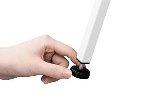 Ajustar a mano una pata blanca de mesa o mueble con un pie nivelador negro en la parte inferior