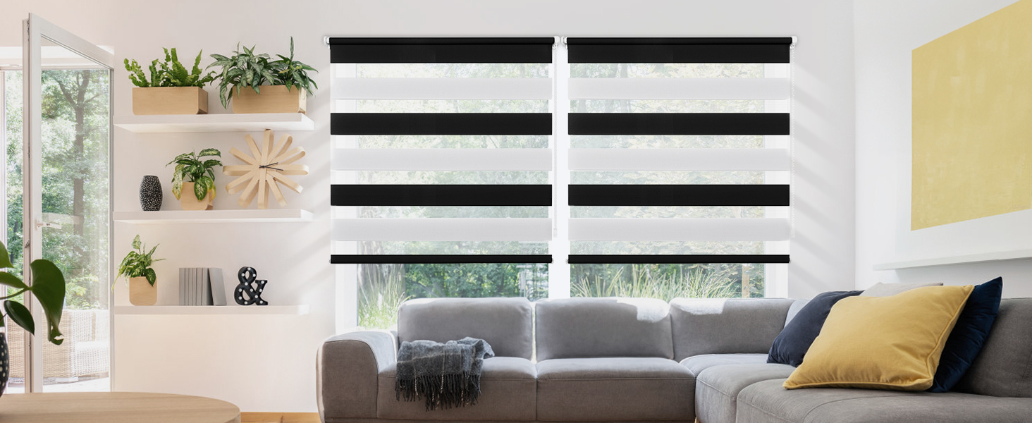 Salon avec stores horizontaux noirs et blancs alternés. Comprend des étagères pour plantes, un mur d'accent jaune et un canapé gris avec un oreiller jaune.