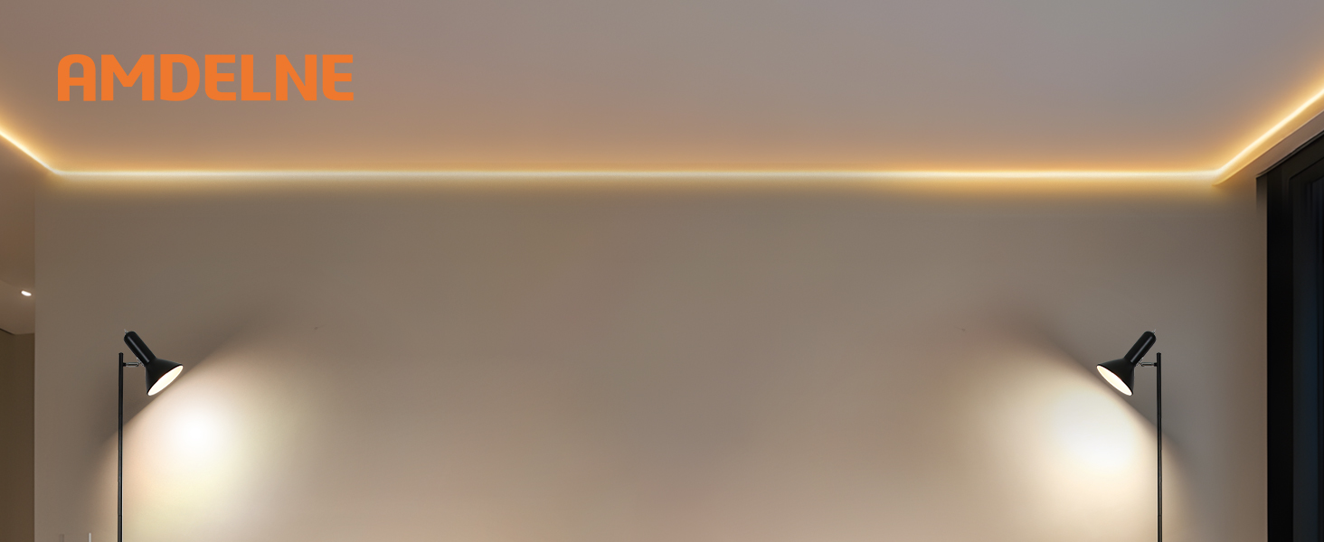 Moderne Innendecke mit LED-Einbaubeleuchtung, die am Rand ein warmes Licht erzeugt.