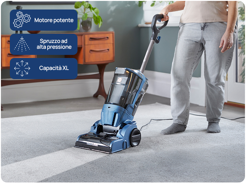 Il testo recita «Motore potente alta pressione» e «Spruzzo ad l'Apertura XL». Serie di immagini che mostrano la macchina per la pulizia dei tappeti in azione su un tappeto grigio, a dimostrazione della funzionalità di spruzzatura e pulizia.