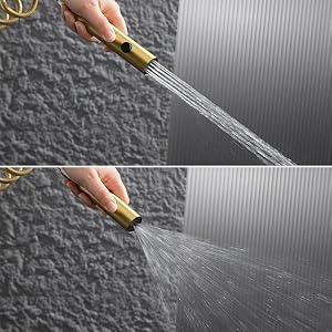 La buse de pulvérisation dorée présente deux types de jet d'eau : un jet concentré et un jet dispersé sur un fond gris texturé.