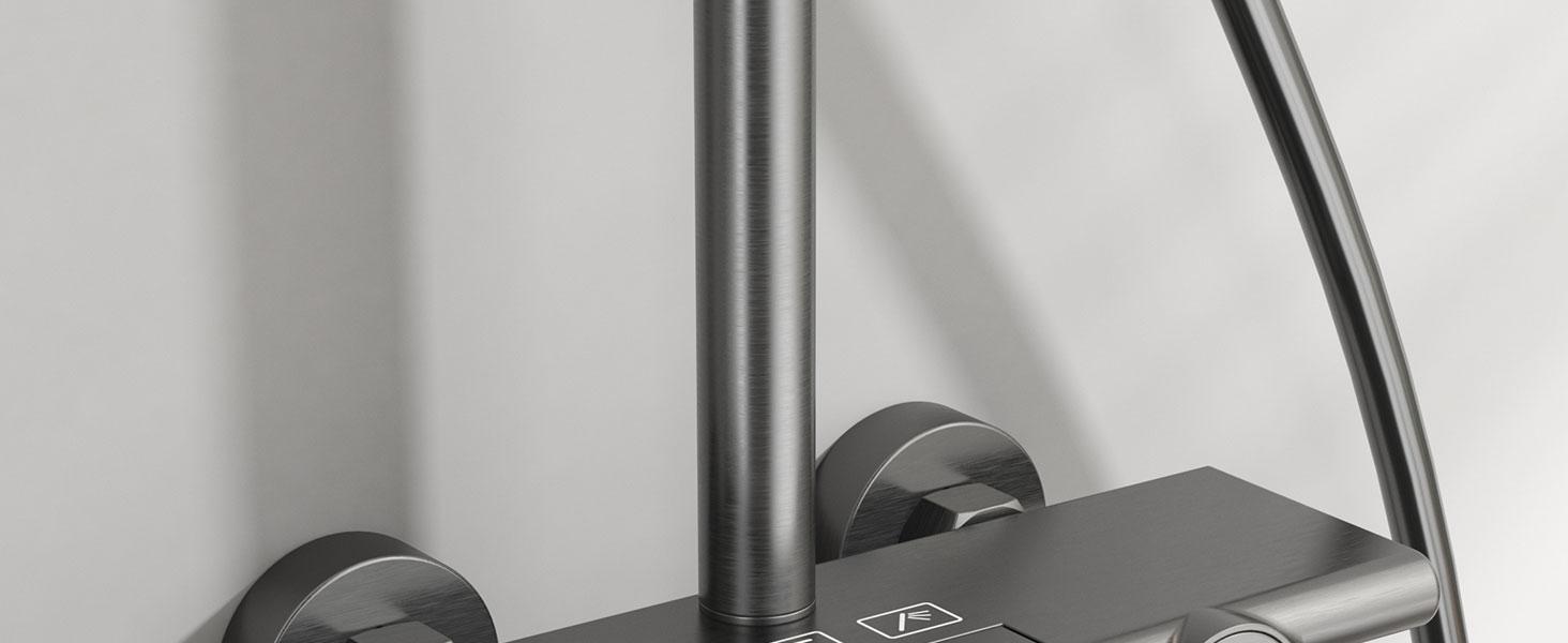 Console de jeu avec plusieurs ports et connexions montrés sous différents angles sur fond blanc.