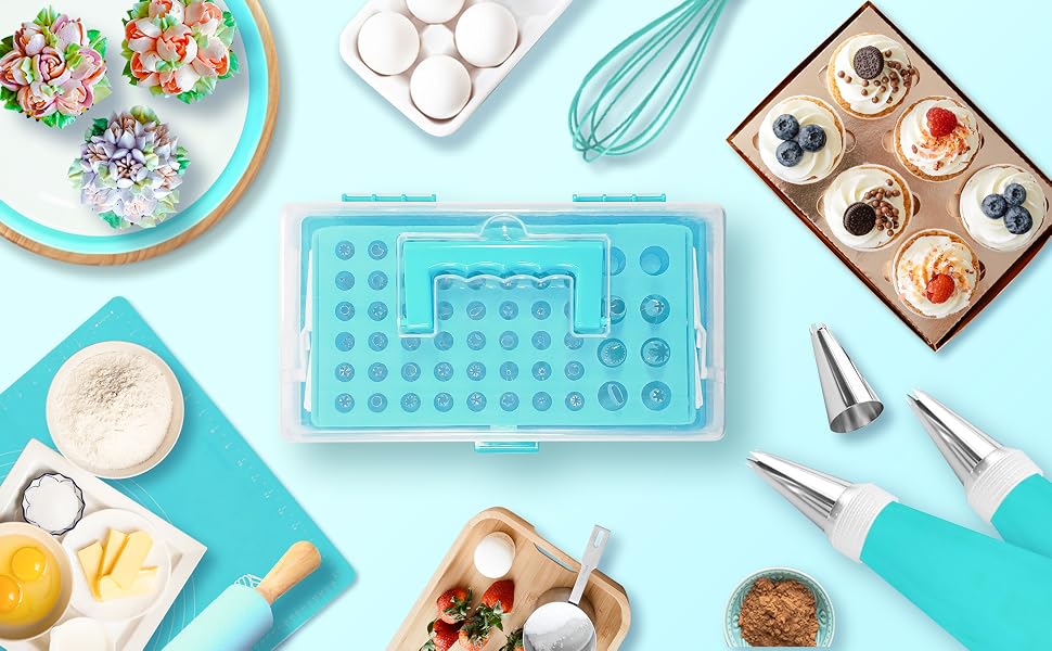 Outils de cuisson et ingrédients sur fond turquoise. Comprend des douilles, un fouet, des paillettes, des œufs, un moule à cupcakes et un plateau de rangement en plastique bleu avec plusieurs compartiments