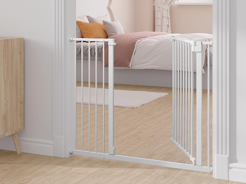 Serie di immagini che mostrano un cancelletto di sicurezza bianco installato in diverse porte e corridoi. Il cancello sembra regolabile e presenta lamelle verticali dal design pulito e moderno.