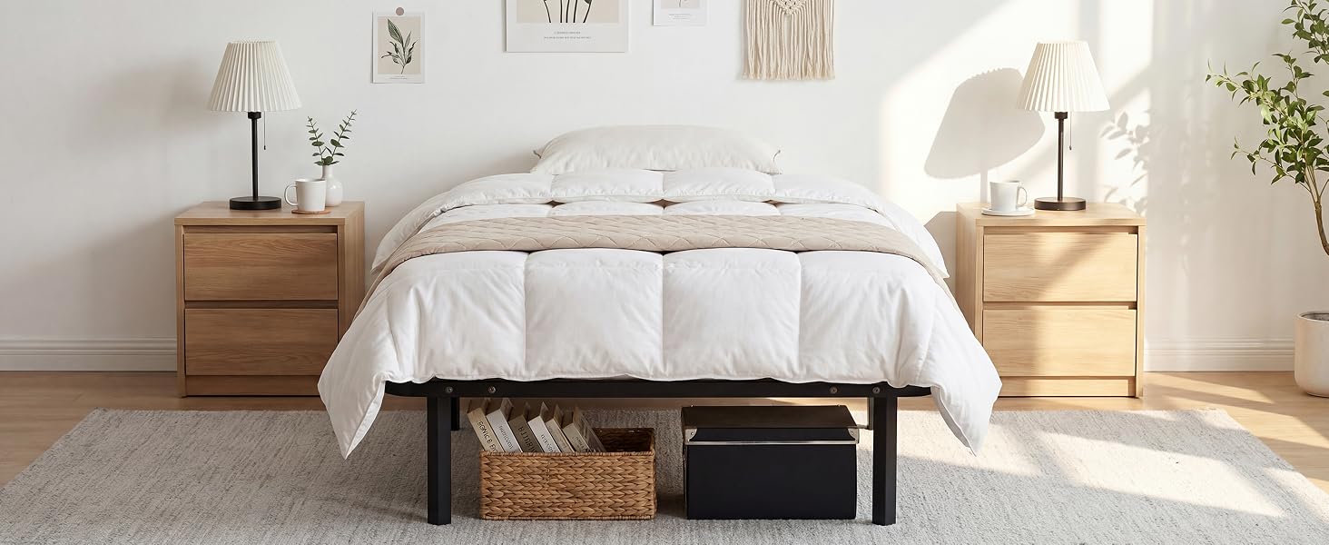 Camera da letto minimalista con lenzuola bianche, comodini in legno e ripostiglio sotto il letto con cestini in vimini. Illuminazione naturale e combinazione di colori neutri.