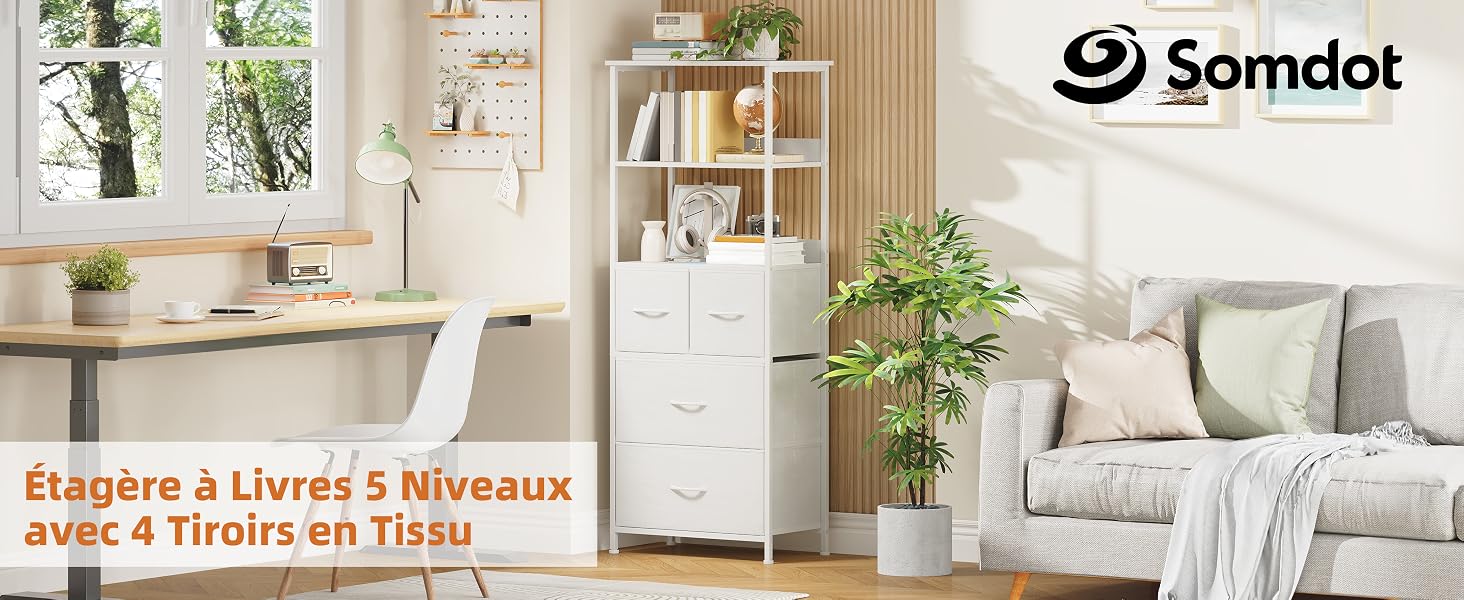 Le texte indique le logo « Somdot » et « Etagère à Livres 5 Niveaux avec 4 Tiroirs en Tissu ». Salon moderne avec étagère blanche à plusieurs niveaux avec quatre tiroirs en tissu, entourée de meubles, de plantes et d'accessoires de décoration intérieure.