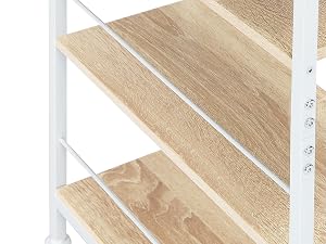 Primo piano di ripiani regolabili in legno su staffe metalliche bianche. Gli scaffali sembrano far parte di un sistema di archiviazione o organizzazione