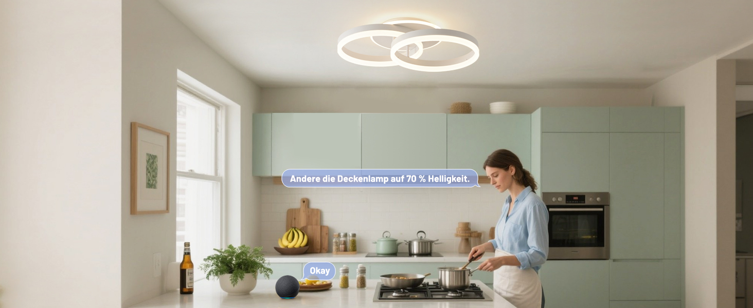 Modernes weißes Kücheninterieur mit runder Deckenleuchte. Die Szene zeigt einen Thekenarbeitsplatz mit natürlichem Licht durch die Fenster.