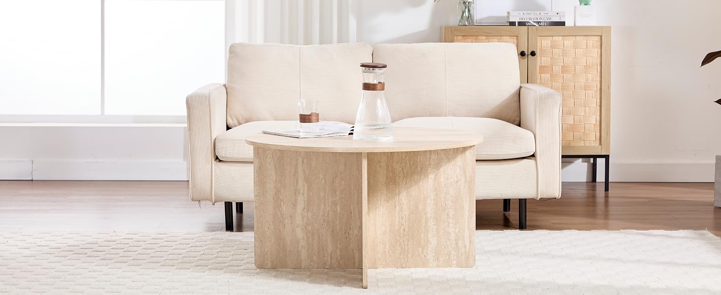 Ensemble de mobilier de salon moderne comprenant un canapé de couleur crème et une table basse cubique en bois sur un sol en moquette claire.
