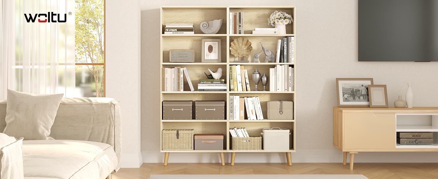 Libreria da soggiorno moderna con ripiani bianchi, che espone libri e oggetti decorativi, appoggiata su una parete neutra