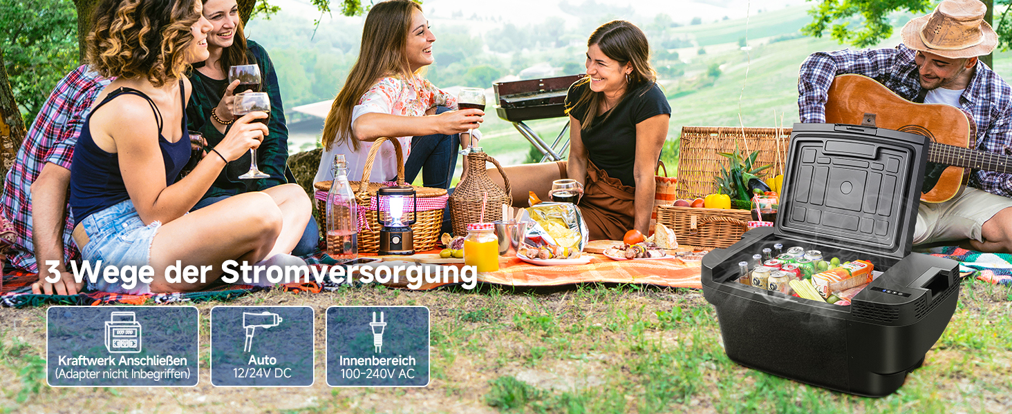 Tragbare Kühlbox mit Netzstecker, Autoadapter und USB-Ladeoptionen. Gruppe genießt ein Picknick im Freien mit einer Kühlbox im Vordergrund, die Getränke und Lebensmittel enthält.