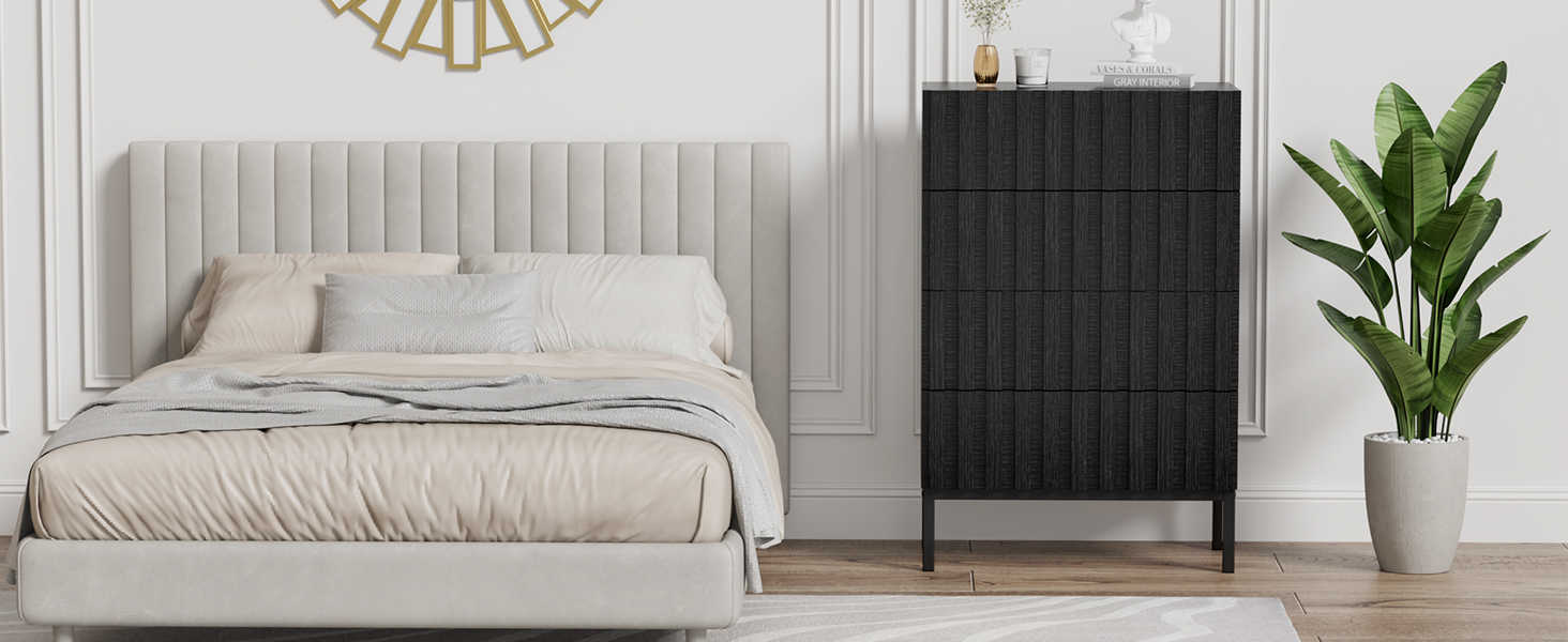 Armoire de rangement verticale noire moderne au design linéaire.