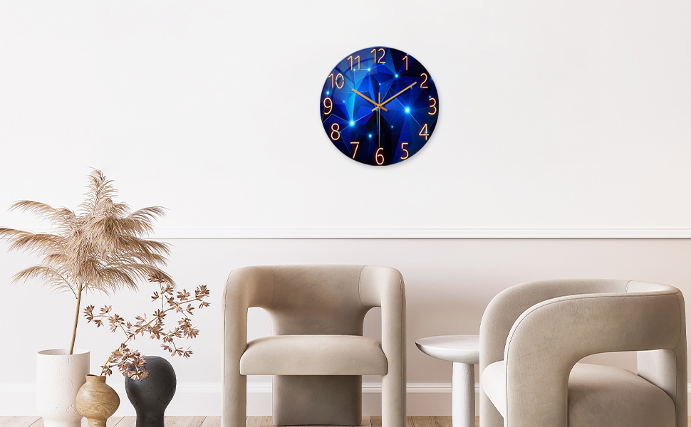 mit einem blauen kosmischen Design, das 10:10 anzeigt. Beige Stühle und dekorative Vasen im unteren Bereich schaffen einen modernen Wohnraum.